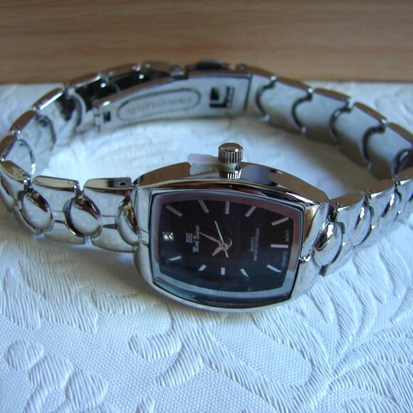 Mark Naimer Boxed His & Hers Wristwatch Watch Set, Matching Silver Tone, NOS C21 - Picture 7 of 11